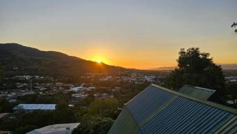 Se vende casa con lote de 1,642m2 en Santa Ana 24-1203