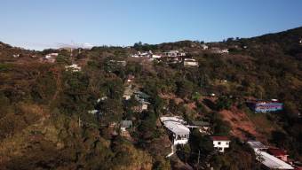 Se vende casa con lote de 1,642m2 en Santa Ana 24-1203