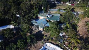 Se vende casa con lote de 1,642m2 en Santa Ana 24-1203