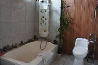 Se vende casa con lote de 1,642m2 en Santa Ana 24-1203