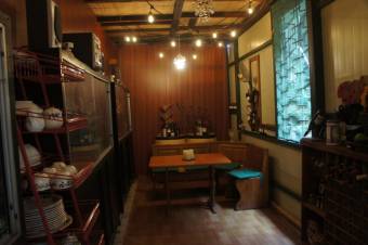 Se vende casa con lote de 1,642m2 en Santa Ana 24-1203