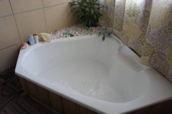 Se vende casa con lote de 1,642m2 en Santa Ana 24-1203