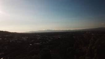 Se vende casa con lote de 1,642m2 en Santa Ana 24-1203