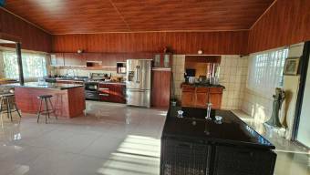 Se vende casa con lote de 1,642m2 en Santa Ana 24-1203