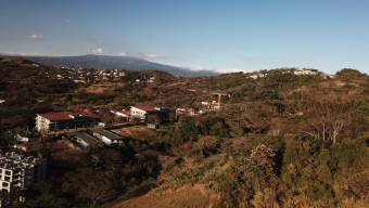 Se vende casa con lote de 1,642m2 en Santa Ana 24-1203