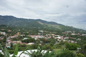 Se vende casa con lote de 1,642m2 en Santa Ana 24-1203