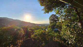 Se vende casa con lote de 1,642m2 en Santa Ana 24-1203