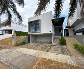 Casa a la venta en condominio Villas del Río en El Coco de Alajuela.