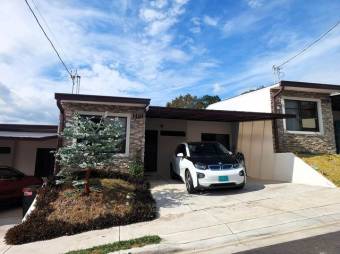 Se vende espaciosa casa en condominio de Ulloa Heredia 25-1446