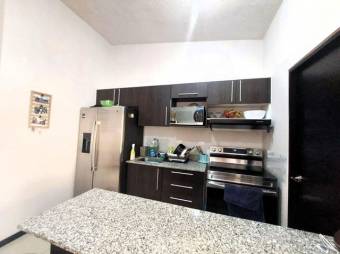 Se vende espaciosa casa en condominio de Ulloa Heredia 25-1446