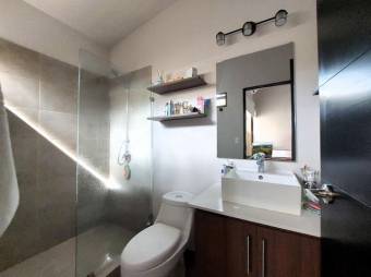 Se vende espaciosa casa en condominio de Ulloa Heredia 25-1446