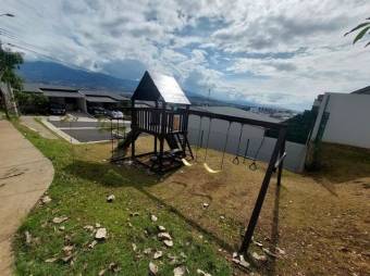 Se vende espaciosa casa en condominio de Ulloa Heredia 25-1446