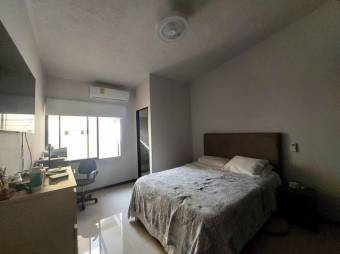 Se vende espaciosa casa en condominio de Ulloa Heredia 25-1446