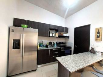 Se vende espaciosa casa en condominio de Ulloa Heredia 25-1446