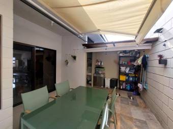 Se vende espaciosa casa en condominio de Ulloa Heredia 25-1446