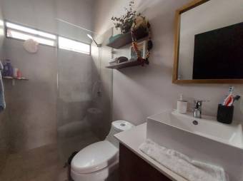 Se vende espaciosa casa en condominio de Ulloa Heredia 25-1446