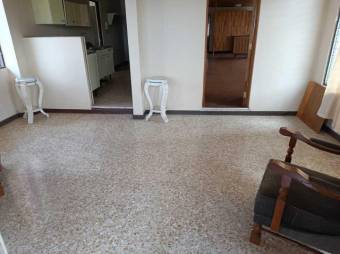 Se vende espaciosa casa con patio en Zapote San José 24-955