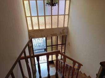 Se vende espaciosa casa con patio en Zapote San José 24-955