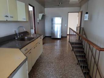Se vende espaciosa casa con patio en Zapote San José 24-955