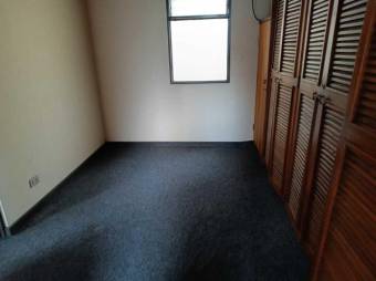 Se vende espaciosa casa con patio en Zapote San José 24-955