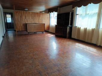 Se vende espaciosa casa con patio en Zapote San José 24-955