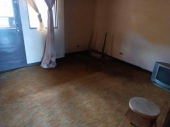 Se vende espaciosa casa con patio en Zapote San José 24-955