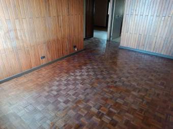 Se vende espaciosa casa con patio en Zapote San José 24-955