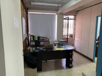 Se vende edificio de 4 plantas en Hospital San José 23-2335