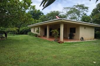 Casa de 2 habitaciones en gran terreno ubicado en Potrero