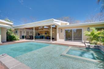  Casa nueva de lujo con piscina y 4 habitaciones cerca de Playa Tamarindo