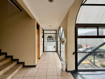 Se alquila local comercial en San Rafael Escazú 26-1300