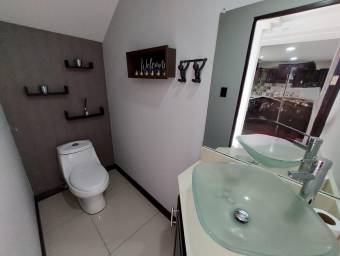 Se vende casa con patio en Ulloa Heredia 26-1305