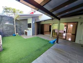 Se vende casa con patio en Ulloa Heredia 26-1305