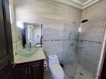 Se vende casa con patio en Ulloa Heredia 26-1305