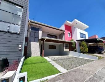 Se vende casa con patio en Ulloa Heredia 26-1305