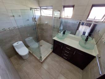 Se vende casa con patio en Ulloa Heredia 26-1305