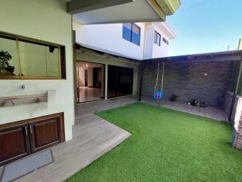 Se vende casa con patio en Ulloa Heredia 26-1305