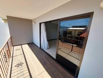 Se vende casa con patio en Ulloa Heredia 26-1305