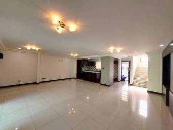 Se vende casa con patio en Ulloa Heredia 26-1305