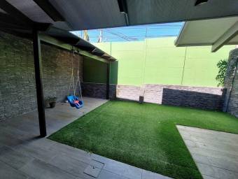 Se vende casa con patio en Ulloa Heredia 26-1305