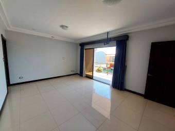 Se vende casa con patio en Ulloa Heredia 26-1305