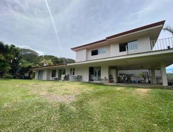 Se vende casa con lote de más de 3000m2 en Piedades Santa Ana 26-1298