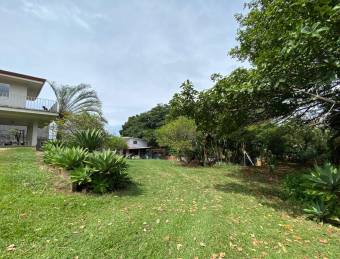 Se vende casa con lote de más de 3000m2 en Piedades Santa Ana 26-1298