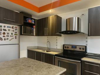 Se vende espacioso apartamento en San Sebastián San José 26-1051