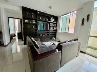 Se vende apartamento con mucha luz natural en Hatillo San José 26-1786