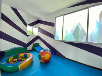 Se vende apartamento con mucha luz natural en Hatillo San José 26-1786