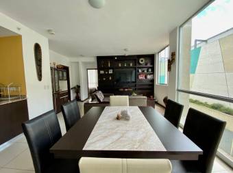 Se vende apartamento con mucha luz natural en Hatillo San José 26-1786