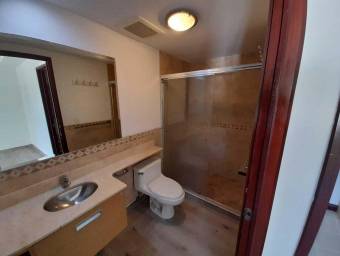 Se vende amplio apartamento en Santa Ana San José 26-1008