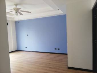 Se vende espacioso apartamento en Uruca San José 24-1158
