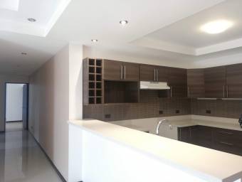 Se vende espacioso apartamento en Uruca San José 24-1158
